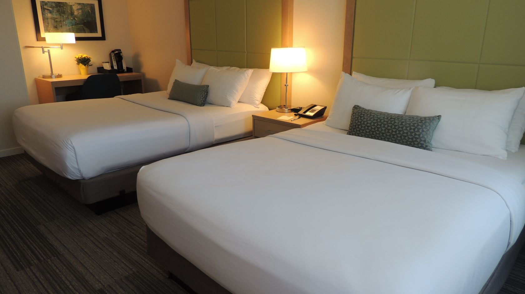 酒店客房内带床和桌子的卧室